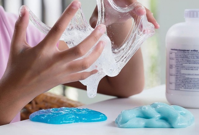 Bé trai 5 tuổi bị sưng mặt, nôn ói sau 30 phút chơi slime: Cảnh báo cha mẹ cho con chơi "chất nhờn ma quái"- Ảnh 2.