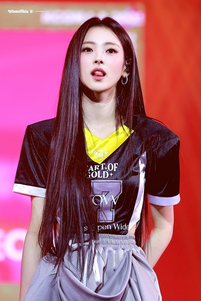 Vóc dáng hoàn hảo của tân binh đẹp nhất Kpop hóa ra chỉ là "đồ fake"?- Ảnh 8.