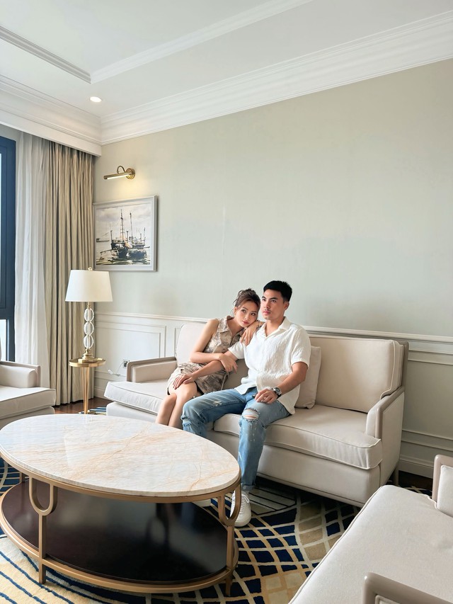 MC Huyền Trang Mù Tạt tay trong tay với cầu thủ nổi tiếng đi du lịch, loạt ảnh "tình bể bình" gây sốt- Ảnh 2.