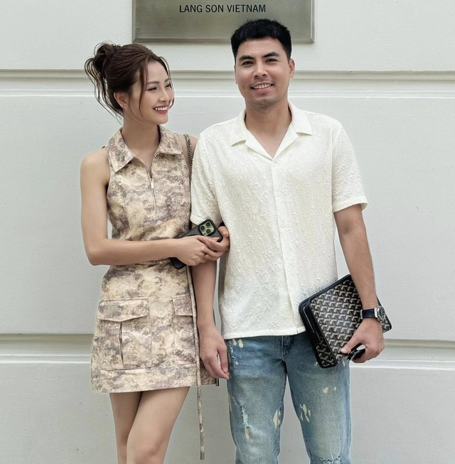 MC Huyền Trang Mù Tạt tay trong tay với cầu thủ nổi tiếng đi du lịch, loạt ảnh "tình bể bình" gây sốt- Ảnh 1.