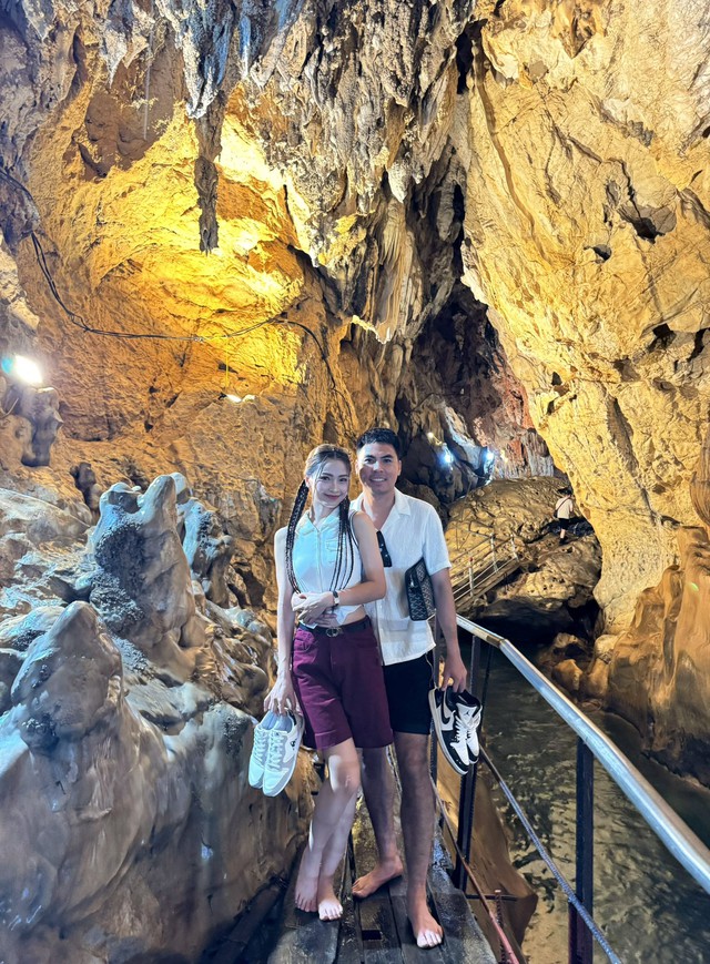 MC Huyền Trang Mù Tạt tay trong tay với cầu thủ nổi tiếng đi du lịch, loạt ảnh "tình bể bình" gây sốt- Ảnh 4.