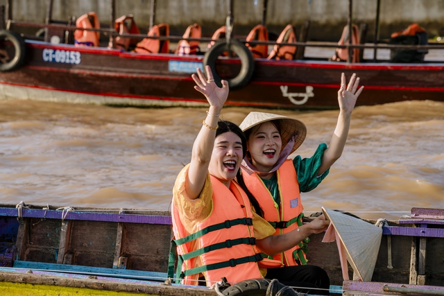 Ngọc Kem và Con Cò Đây "oanh tạc" Cần Thơ, khuấy động cỡ nào mà người dân phải bật cười?- Ảnh 1.