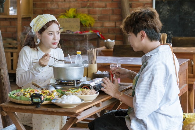 Ngọc Kem và Con Cò Đây "oanh tạc" Cần Thơ, khuấy động cỡ nào mà người dân phải bật cười?- Ảnh 6.