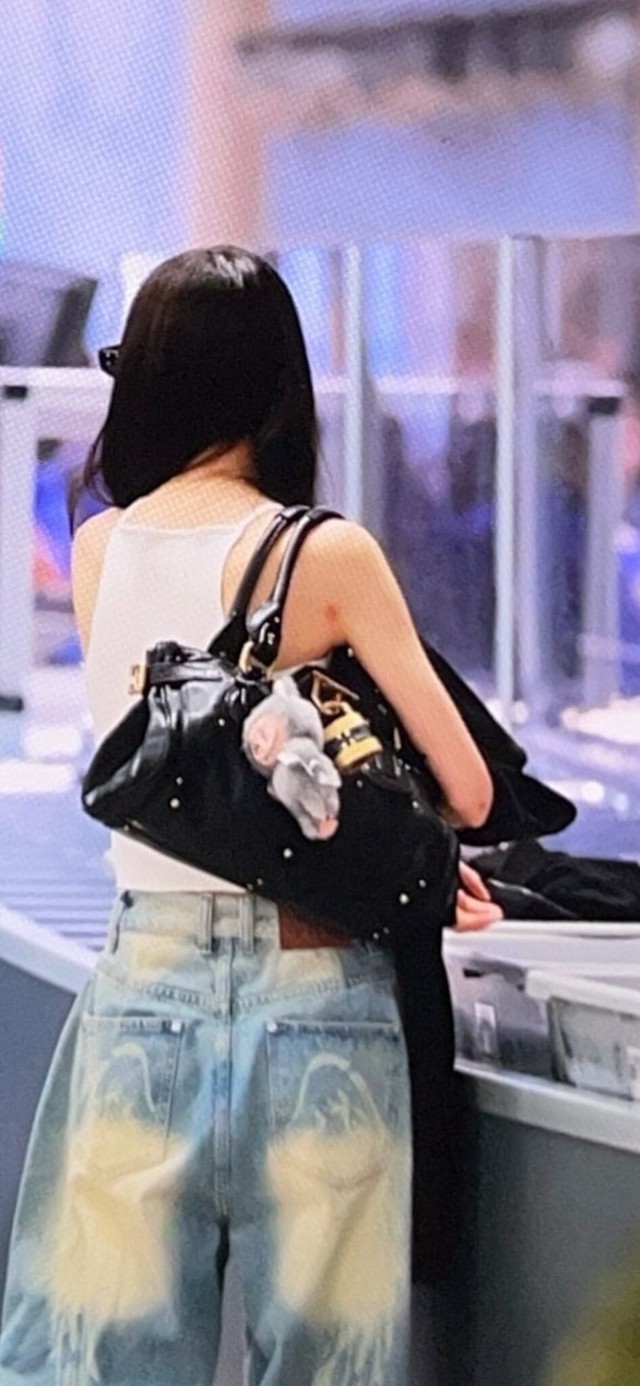 Vóc dáng hoàn hảo của tân binh đẹp nhất Kpop hóa ra chỉ là "đồ fake"?- Ảnh 2.