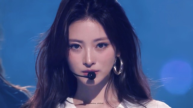 Vóc dáng hoàn hảo của tân binh đẹp nhất Kpop hóa ra chỉ là "đồ fake"?- Ảnh 10.