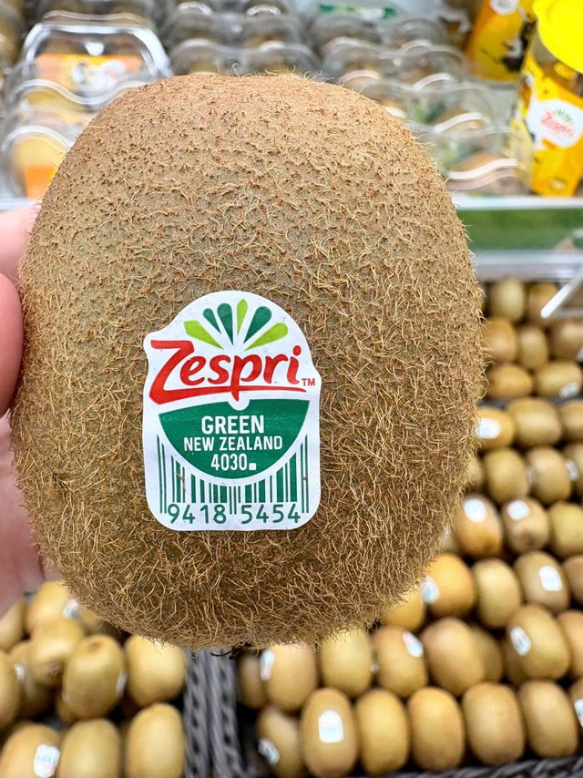 Dãy số "lạ" trên tem trái cây nhập khẩu ở Aeon Mall, 90% người thấy nhưng không hiểu gì- Ảnh 3.