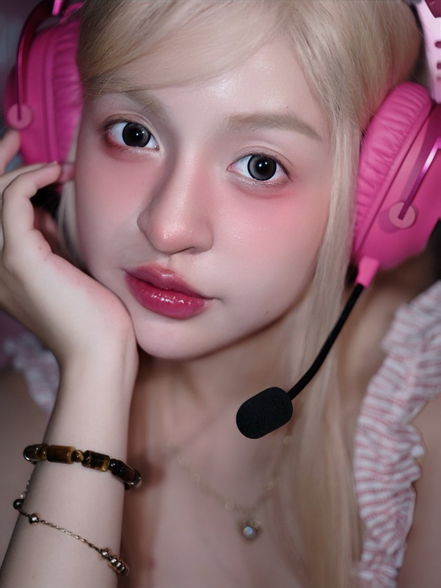 "Hot girl trứng rán" nhập trend búp bê, visual ngọt ngào, xinh lung linh- Ảnh 1.