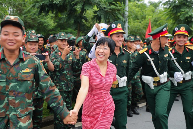 MC Thảo Vân khui trúng "sít rịt" khi đứng giữa dàn chiến sĩ 1m8 đang tập luyện A80- Ảnh 5.