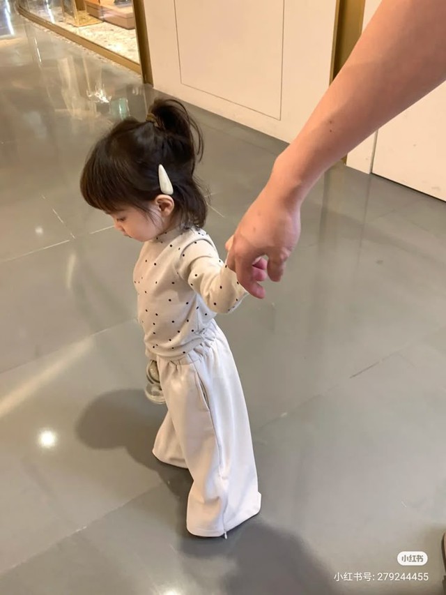 Con kéo tay bố mẹ lấy hộ đồ dù có thể nói và tự làm được, liệu có đáng lo ngại?- Ảnh 2.