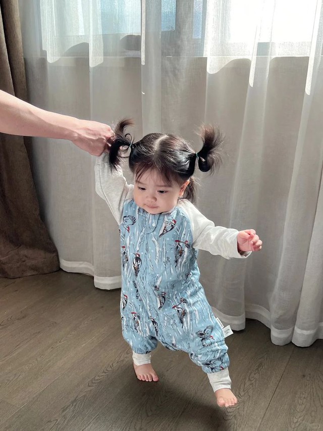Con kéo tay bố mẹ lấy hộ đồ dù có thể nói và tự làm được, liệu có đáng lo ngại?- Ảnh 4.