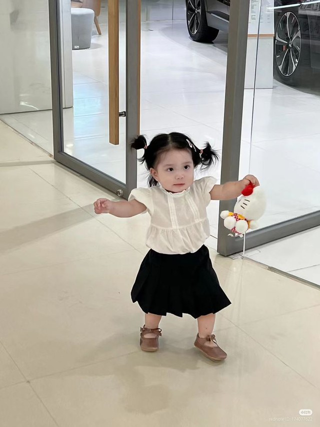Con kéo tay bố mẹ lấy hộ đồ dù có thể nói và tự làm được, liệu có đáng lo ngại?- Ảnh 5.