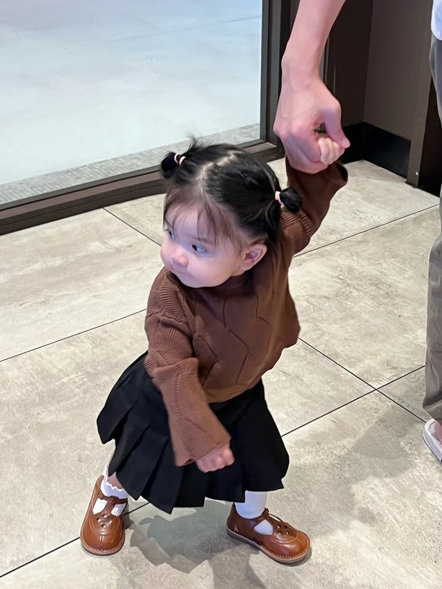 Con kéo tay bố mẹ lấy hộ đồ dù có thể nói và tự làm được, liệu có đáng lo ngại?- Ảnh 3.