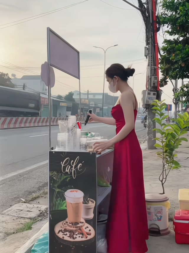 Cũng có lúc cô diện trang phục kín đáo