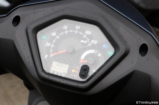 Xe tay ga 125cc hybrid "xăng điện" đầu tiên ra mắt: "Ăn xăng" chỉ 1,5 lít/100km, giá từ 46 triệu đồng- Ảnh 6. Xe tay ga 125cc hybrid "xăng điện" đầu tiên ra mắt: "Ăn xăng" chỉ 1,5 lít/100km, giá từ 46 triệu đồng- Ảnh 6.