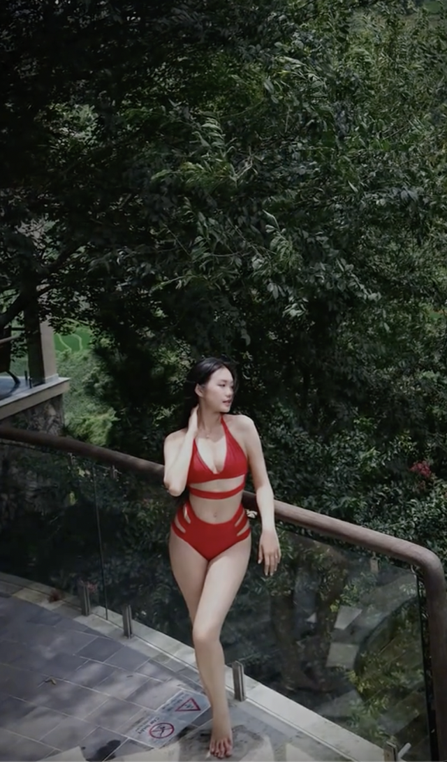 Vợ Đoàn Văn Hậu tung ảnh bikini nóng bỏng, khoe vóc dáng "đồng hồ cát" sau 1 năm "giấu nhẹm" vì sinh con- Ảnh 1.