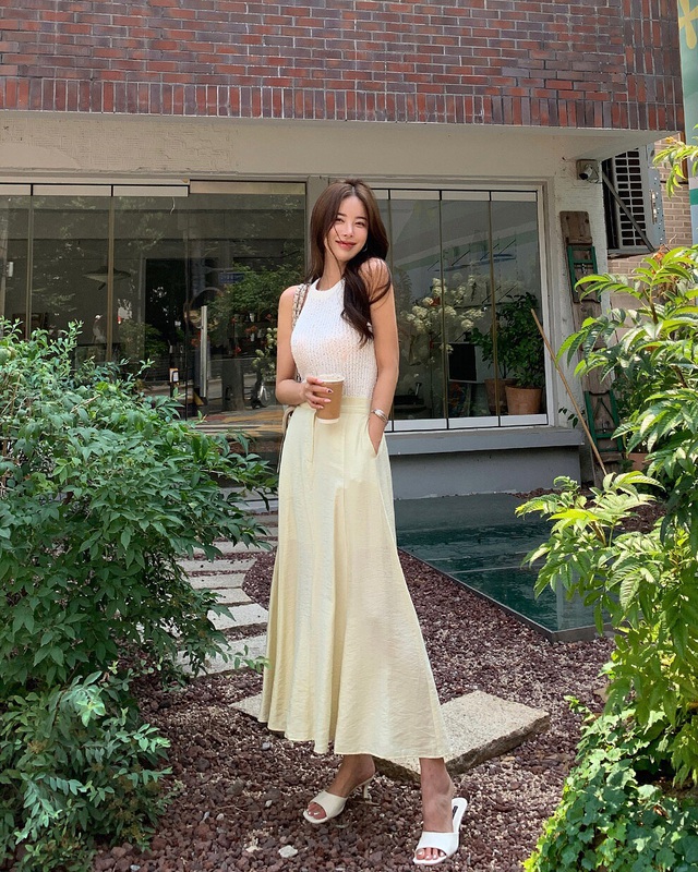 Chân váy chữ A đang gây sốt diện rộng vì mặc lên siêu tôn dáng, dịu dàng như nàng thơ- Ảnh 1.