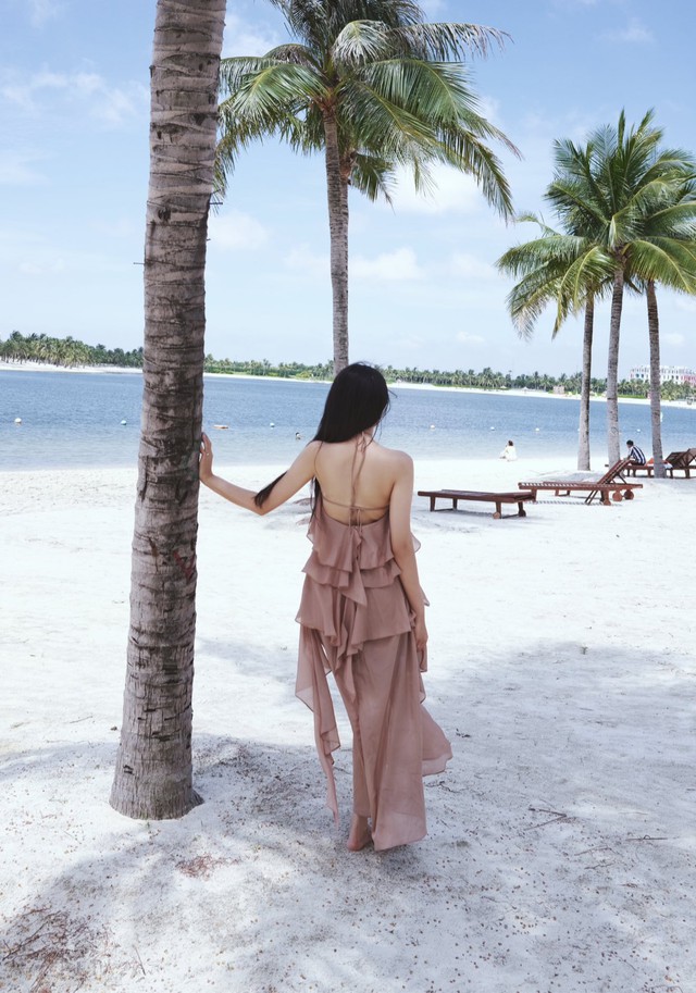 Mê mẩn bóng lưng yêu kiều của mỹ nữ trên bãi biển, hoá ra là nàng WAG "bạch nguyệt quang" làng bóng đá- Ảnh 1. Mê mẩn bóng lưng yêu kiều của mỹ nữ trên bãi biển, hoá ra là nàng WAG "bạch nguyệt quang" làng bóng đá- Ảnh 1.