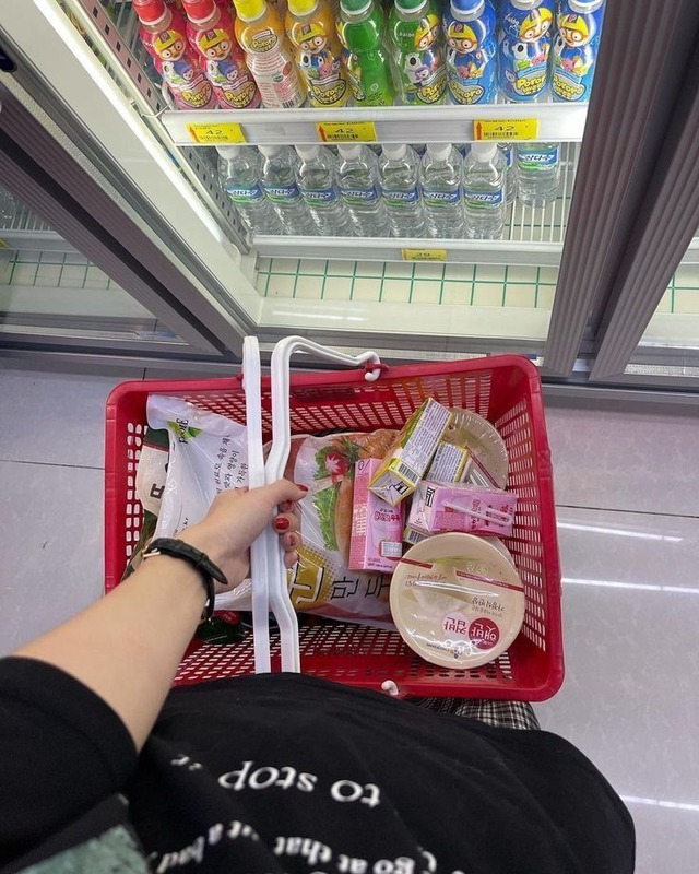 Giỏ hàng online còn 3 món này thì lương có đồng nào hết sạch đồng đó, không bao giờ dư- Ảnh 1.