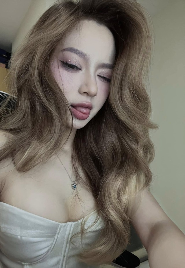 "Cực phẩm" tái xuất, streamer Chi Củ Cải gây chấn động nhan sắc với góc nghiêng "thần thánh" tựa tiên tỉ!- Ảnh 3. "Cực phẩm" tái xuất, streamer Chi Củ Cải gây chấn động nhan sắc với góc nghiêng "thần thánh" tựa tiên tỉ!- Ảnh 3.