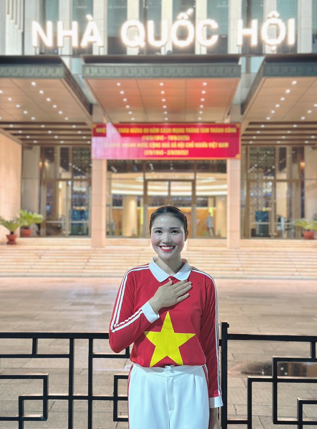 Nữ VĐV giành HCV SEA Games vinh dự rước đuốc tại Đại lễ 2/9: Là mẹ bỉm sữa visual vẫn sáng bừng- Ảnh 2. Nữ VĐV giành HCV SEA Games vinh dự rước đuốc tại Đại lễ 2/9: Là mẹ bỉm sữa visual vẫn sáng bừng- Ảnh 2.