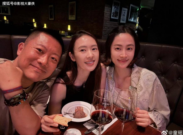 Tóm gọn "ác nữ showbiz" thân mật đi bar với trai lạ, nghi đã bí mật bỏ chồng đại gia hơn 17 tuổi- Ảnh 1.