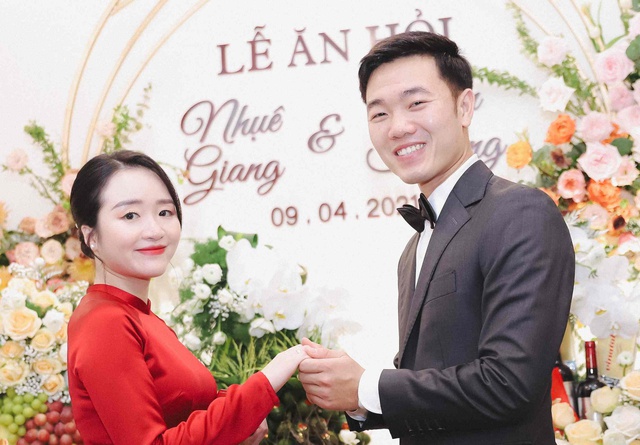 Vợ Giám đốc của Lương Xuân Trường dạo này chăm lộ diện, visual vợ hiền hay CEO sang chảnh cuốn hút hơn?- Ảnh 13.