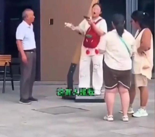 Giả vờ bị cụ ông 70 tuổi quấy rối để "câu view", cô gái trẻ dàn dựng màn vu khống gây bức xúc MXH- Ảnh 6. Giả vờ bị cụ ông 70 tuổi quấy rối để "câu view", cô gái trẻ dàn dựng màn vu khống gây bức xúc MXH- Ảnh 6.