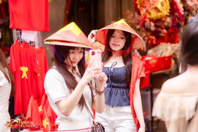 Khối nàng thơ tiến về Hàng Mã- Ảnh 7.