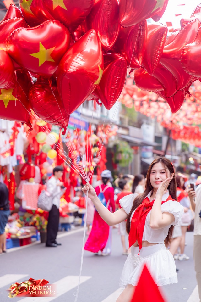 Khối nàng thơ tiến về Hàng Mã- Ảnh 1.