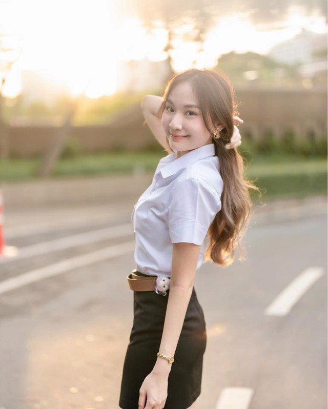 Ái nữ nhà HLV Kiatisuk xinh như hoa hậu, từng được "đẩy thuyền" với Văn Toàn nay hẹn hò trai đẹp y khoa gây sốt!- Ảnh 11.