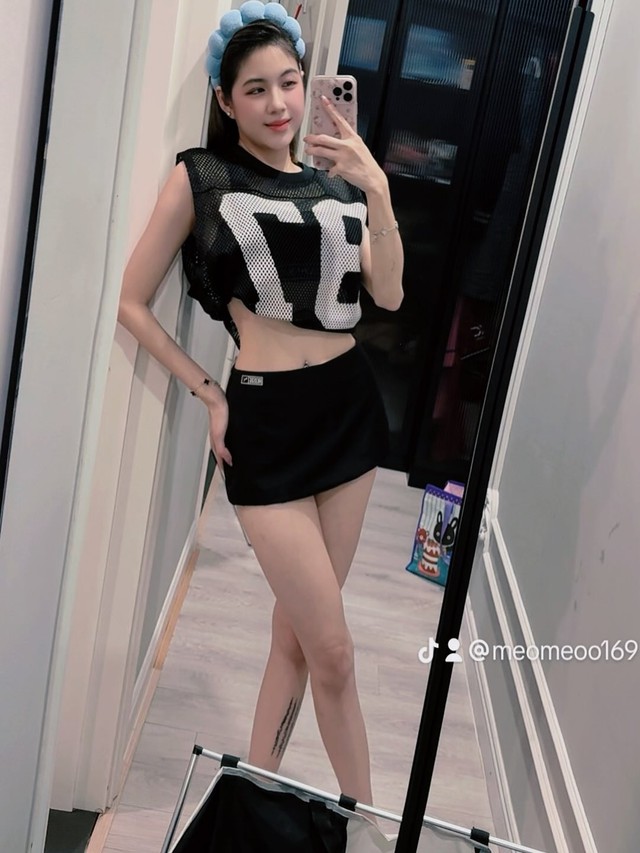 Trân Mèo "kéo áo" khoe dáng, fan nhanh nhảu nhắc khéo Rambo về chiếc iPhone 17- Ảnh 1.