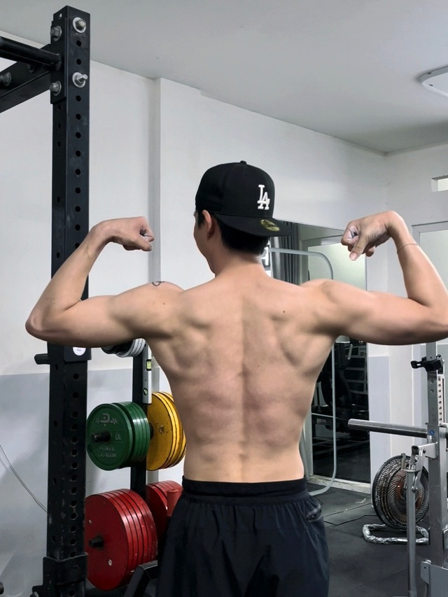 HIEUTHUHAI khoe thân hình vạm vỡ, fan nhắc sẽ không đàn ông nếu cứ ăn mặc kiểu này- Ảnh 1.