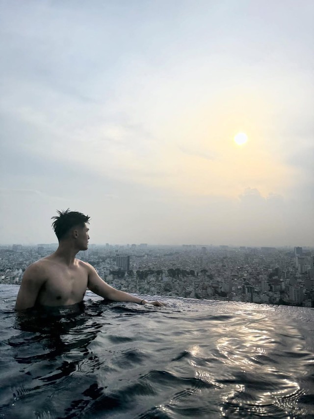 Thủ môn U23 Việt Nam cao 1m91, visual cực điển trai đến Duy Mạnh còn phải khen nức nở- Ảnh 5.