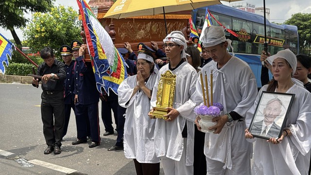 Tăng Thanh Hà trùm kín mặt, lặng lẽ đứng 1 góc trong tang lễ của bố diễn viên Quốc Cường- Ảnh 3.