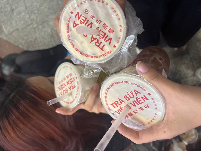 Review 5 quán trà sữa 10k HOT nhất: Viên Viên top 1 trong lòng sinh viên, Phi Phi bị chê đậm mùi "hoá học"- Ảnh 3.