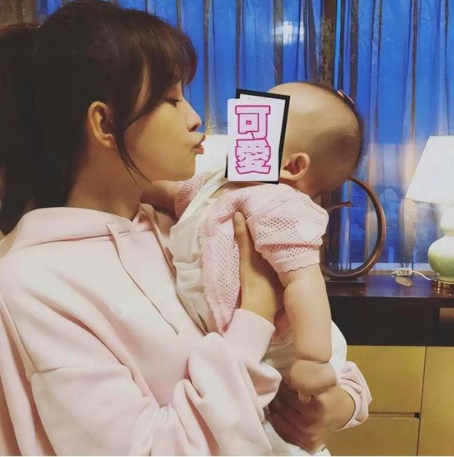 Trời sinh 1 cặp: Nữ diễn viên chê chồng “bám váy” phụ huynh nay bị lật tẩy là “công chúa mẹ nuôi”- Ảnh 6. Trời sinh 1 cặp: Nữ diễn viên chê chồng “bám váy” phụ huynh nay bị lật tẩy là “công chúa mẹ nuôi”- Ảnh 6.