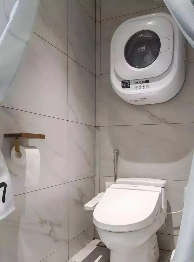 Khuyên bạn ĐỪNG lãng phí khoảng trống phía trên bồn cầu: 4 thiết kế này sẽ nhân đôi tính tiện dụng- Ảnh 3.