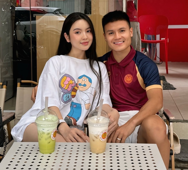 Nghe Chu Thanh Huyền "nịnh" Quang Hải mua tặng iPhone 17, netizen tấm tắc: Vợ nói ngọt quá, bảo sao thích gì chồng cũng cho!- Ảnh 1.