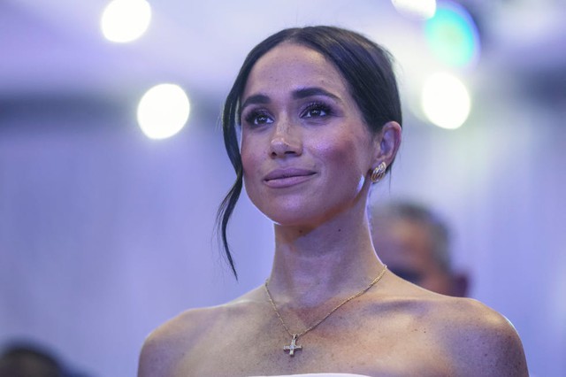 Meghan Markle diện lại set đồ huyền thoại của Công nương Diana, gợi ý chuẩn cho phụ nữ trung niên muốn thu hút tài lộc- Ảnh 3.