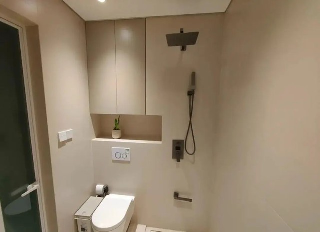 Khuyên bạn ĐỪNG lãng phí khoảng trống phía trên bồn cầu: 4 thiết kế này sẽ nhân đôi tính tiện dụng- Ảnh 4.