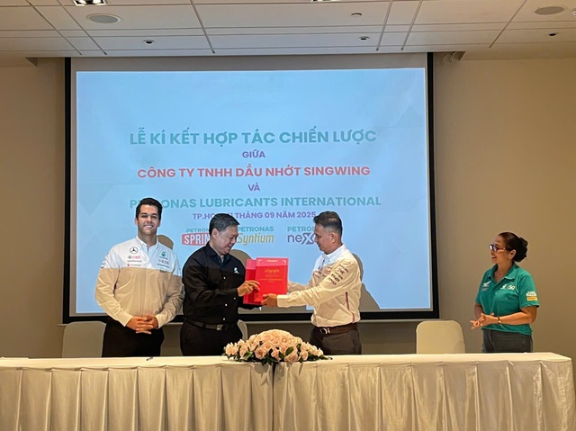 Chiến dịch tôn vinh phụ nữ đi xe máy tại Việt Nam- Ảnh 1.