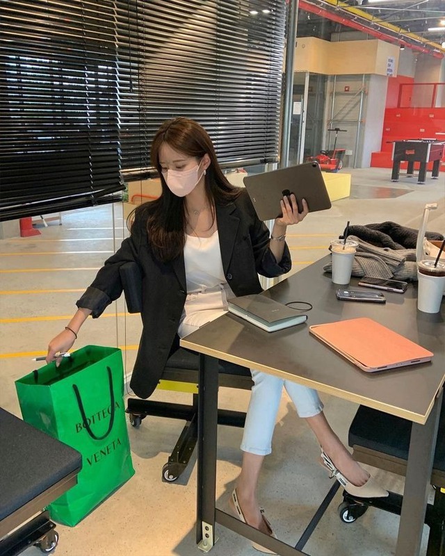 Càng lên sếp càng dễ nghèo, lương tăng đấy nhưng không còn muốn đi cái xe cũ, mặc cái áo bình dân...- Ảnh 2.