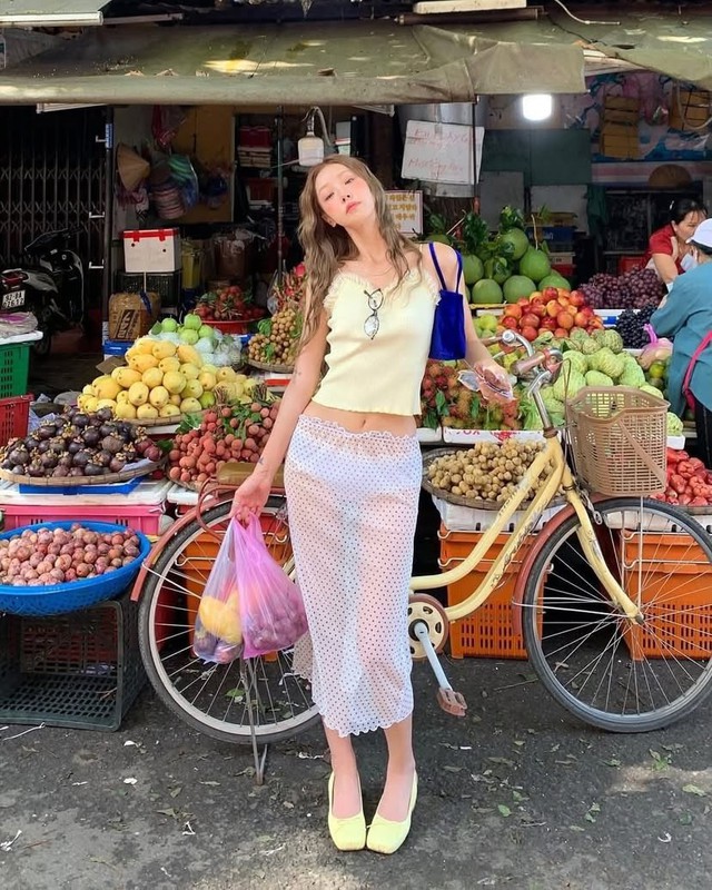 Phản cảm gái xinh diện thời trang xuyên thấu, người qua đường ngại đỏ mặt, "đến Ngân 98 cũng chưa dám hở như này"- Ảnh 1.