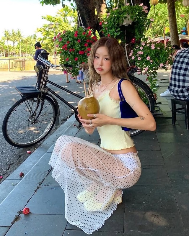 Phản cảm gái xinh diện thời trang xuyên thấu, người qua đường ngại đỏ mặt, "đến Ngân 98 cũng chưa dám hở như này"- Ảnh 3.