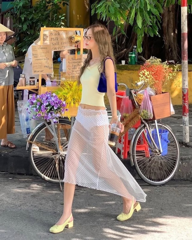 Phản cảm gái xinh diện thời trang xuyên thấu, người qua đường ngại đỏ mặt, "đến Ngân 98 cũng chưa dám hở như này"- Ảnh 2.