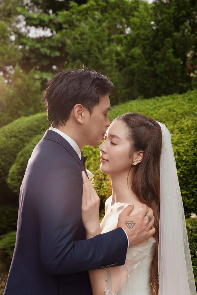 Ảnh cưới của nam ca sĩ Vbiz và vợ kém 17 tuổi: Visual cô dâu "đỉnh nóc kịch trần", xinh hơn Hoa hậu!- Ảnh 1.