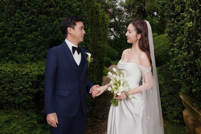 Ảnh cưới của nam ca sĩ Vbiz và vợ kém 17 tuổi: Visual cô dâu "đỉnh nóc kịch trần", xinh hơn Hoa hậu!- Ảnh 2.
