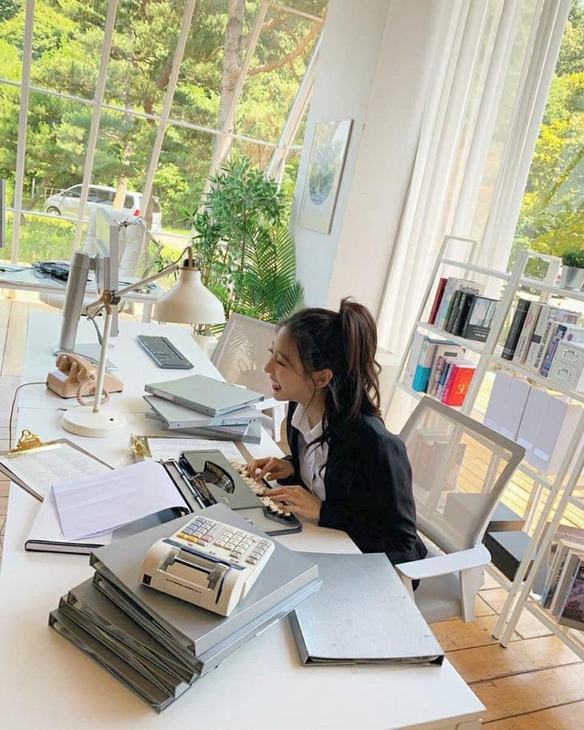 Càng lên sếp càng dễ nghèo, lương tăng đấy nhưng không còn muốn đi cái xe cũ, mặc cái áo bình dân...- Ảnh 1.