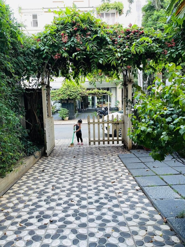 Nữ diễn viên Mưa Đỏ: Trong phim đau khổ khóc cạn nước mắt, ngoài đời sống chill với cơ ngơi 4 tầng phủ kín hoa!- Ảnh 5.