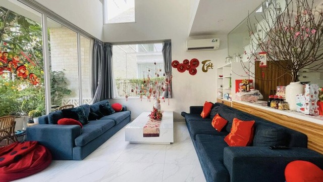 Nữ diễn viên Mưa Đỏ: Trong phim đau khổ khóc cạn nước mắt, ngoài đời sống chill với cơ ngơi 4 tầng phủ kín hoa!- Ảnh 8.